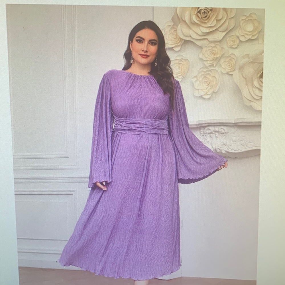 SHEIN modely Plus Trumpet Sleeve Ruched Waist Lettuce Trim Dress.